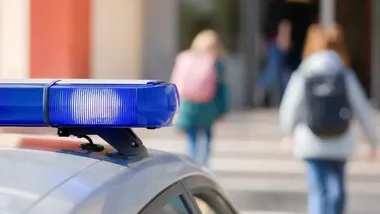 Policja wzmacnia patrole przy szkołach. Możliwe kontrole plecaków na Mazowszu