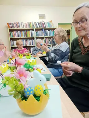 Seniorzy w Filii nr 8 dali wielkanocnym ozdobom nowe życie