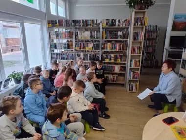 Wielkanocne zwyczaje w bibliotece - przedszkolaki odkryły pisankowe nazwy