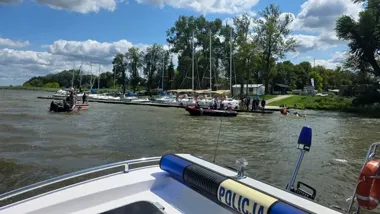 Łódź tonęła na Wiśle pod Nowym Duninowem. 25-latkę ratowali strażacy